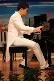 Young piano player：Qi Li